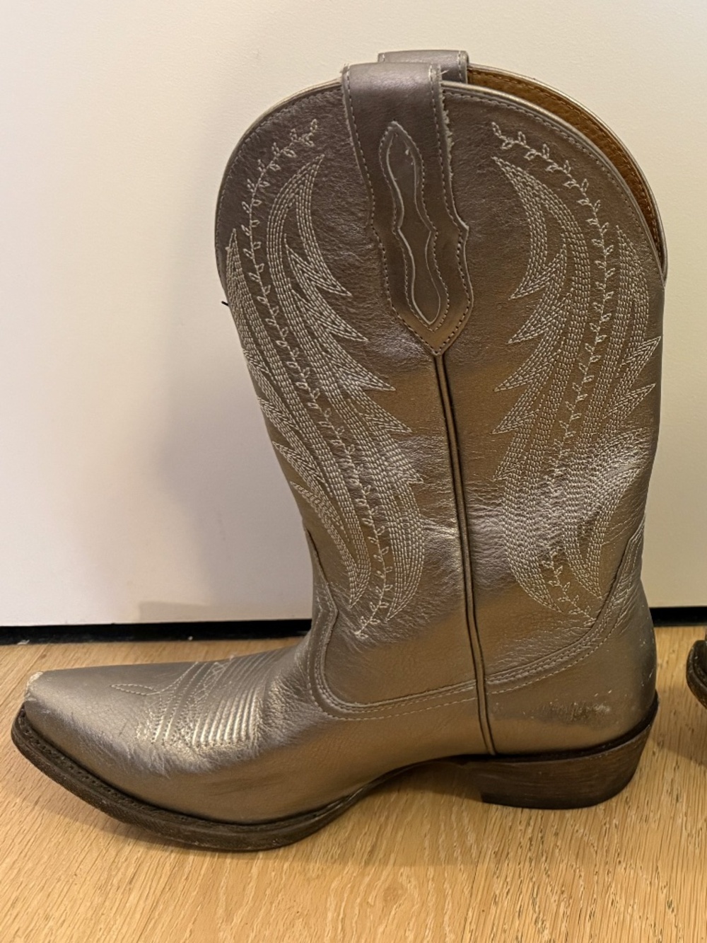 Silver (metallic) Ariat Cowboy (Cowgirl) Boots —size 8